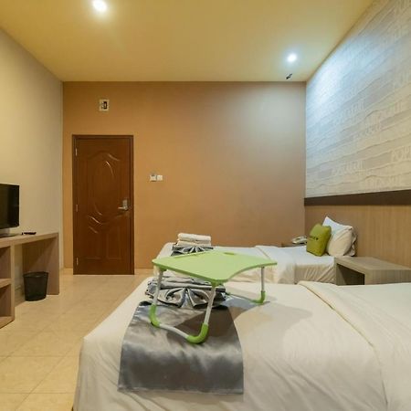 Urbanview Hotel Best Skip Palembang Kültér fotó